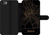 Bookcase Geschikt voor iPhone 7 telefoonhoesje - Berlijn - Kaart - Goud - Met vakjes - Wallet case met magneetsluiting