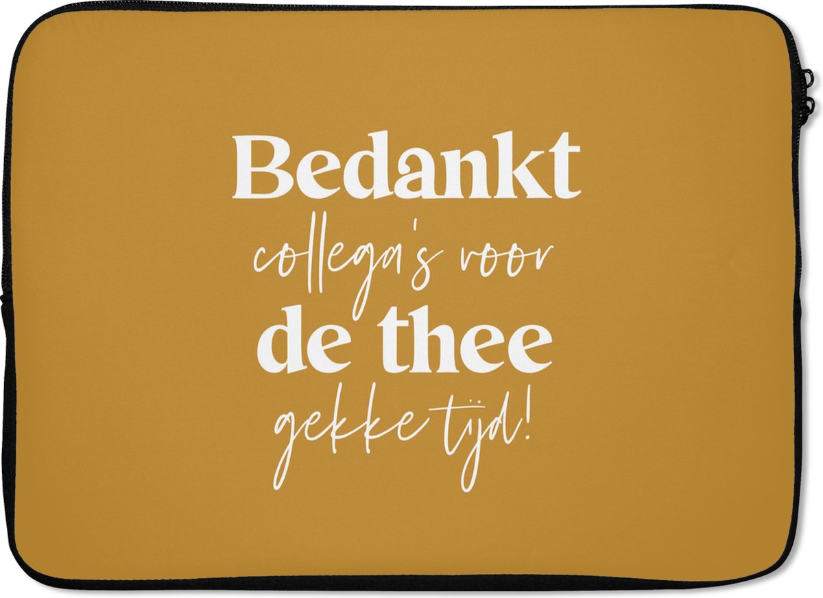 Laptophoes 14 inch - 'Bedankt collega's voor de thee gekke tijd' - Quotes - Werk - Spreuken - Laptop sleeve - Binnenmaat 33x23 cm - Zwarte achterkant
