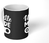 Mok - Koffiemok - Spreuken - Quotes - 'Hustle mode on' - Baan - Mokken - 350 ML - Beker - Koffiemokken - Theemok - Mok met tekst