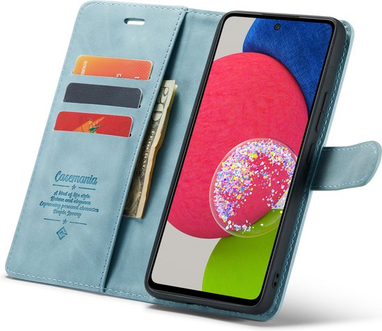 Aqua blauw Casemania telefoonhoesje open, met kaarthouders en telefoon.