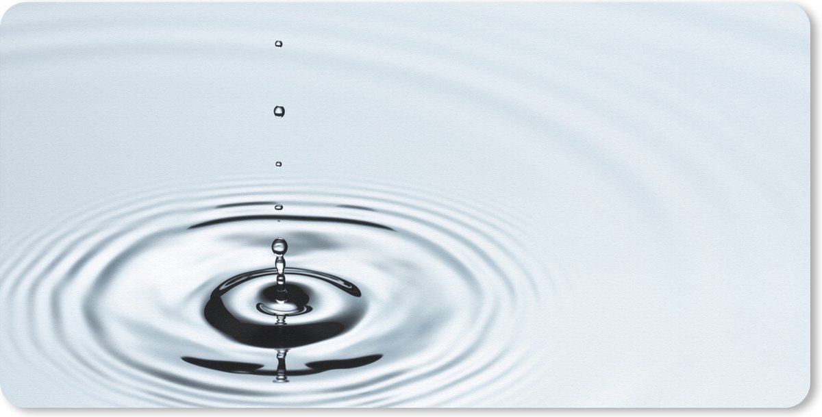 Bureauonderlegger - Druppel water die ringen in lichtblauw water vormt - 60x30 - Muismat