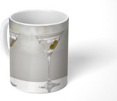 Mok - Twee martini's op een tafel - 350 ML - Beker - Uitdeelcadeautjes