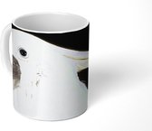 Mok - Witte kaketoe op een zwarte achtergrond - 350 ML - Beker - Uitdeelcadeautjes