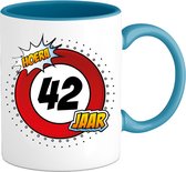 42 Jaar Verkeersbord Mok met tekst | Grappig Verjaardag Beker Cadeau | Bedrukte Koffie en Thee Mokken | Zwart | 330 ML