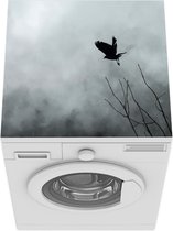 Wasmachine beschermer mat - Merel die in het mistige landschap vliegt - Breedte 60 cm x hoogte 60 cm