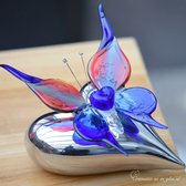 Urn-Hart met vlinder en hand geblazen hartje mini urn (wordt verwerkt met crematie-as) van glas -Handgemaakte mini urn met crematie- as vast geblazen in glas-verwerkt op vlinder va