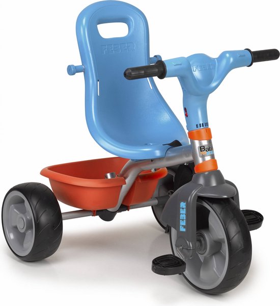 Blauwe driewieler met oranje mandje en grijze wielen. De driewieler heeft een grijze duwstang en een blauw zadel.