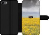 Bookcase Geschikt voor iPhone SE 2020 telefoonhoesje - Olifant - Bloemen - Natuur - Geel - Dieren - Met vakjes - Wallet case met magneetsluiting