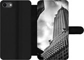Bookcase Geschikt voor iPhone 7 telefoonhoesje - Chrysler Gebouw in New York vanaf de onderkant gemaakt in zwart-wit - Met vakjes - Wallet case met magneetsluiting