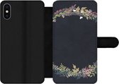 Bookcase Geschikt voor iPhone XS telefoonhoesje - Bloemenkrans - Pastel - Zomer - Met vakjes - Wallet case met magneetsluiting