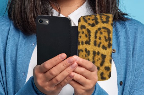 Bookcase pour téléphone iPhone SE 2020 Bookcase - Fourrure de léopard - Avec compartiments - Étui portefeuille avec fermeture magnétique