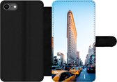 Bookcase Geschikt voor iPhone 7 telefoonhoesje - Druk verkeer rondom de Flatiron Building - Met vakjes - Wallet case met magneetsluiting