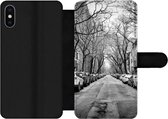Bookcase Geschikt voor iPhone XS Max telefoonhoesje - Geparkeerde auto's in New York - zwart-wit - Met vakjes - Wallet case met magneetsluiting