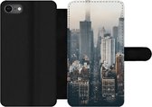 Bookcase Geschikt voor iPhone 7 telefoonhoesje - Skyline van New York - Met vakjes - Wallet case met magneetsluiting