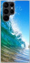 Geschikt voor Samsung Galaxy S22 Ultra hoesje - Een close-up van een golf die breekt voor de kust van Hawaii - Siliconen Telefoonhoesje