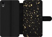 Bookcase Geschikt voor iPhone XR telefoonhoesje - Gouden vlokken op een zwarte achtergrond - Met vakjes - Wallet case met magneetsluiting