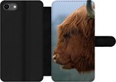 Bookcase Geschikt voor iPhone SE 2020 telefoonhoesje - Schotse Hooglander - Dieren - Mist - Met vakjes - Wallet case met magneetsluiting