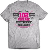 102 Jaar Legend - Feest kado T-Shirt Heren / Dames - Antraciet Grijs / Roze - Perfect Verjaardag Cadeau Shirt - grappige Spreuken, Zinnen en Teksten. Maat L