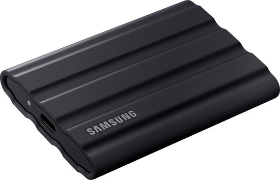 Zwarte Samsung T7 Shield SSD met horizontale ribbels, het Samsung logo en een USB-C poort.
