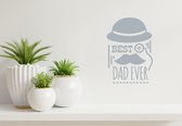 Stickerheld - Muursticker Best dad ever - Woonkamer - Vaderdag - Bolhoed, vergrootglas en snor - Engelse Teksten - Mat Zilver - 39.2x27.5cm