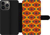 Bookcase Geschikt voor iPhone 13 Pro Max telefoonhoesje - Design - Retro - Rozen - Oranje - Met vakjes - Wallet case met magneetsluiting