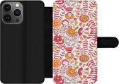 Bookcase Geschikt voor iPhone 13 Pro Max telefoonhoesje - Bloemen - Design - Roze - Oranje - Met vakjes - Wallet case met magneetsluiting