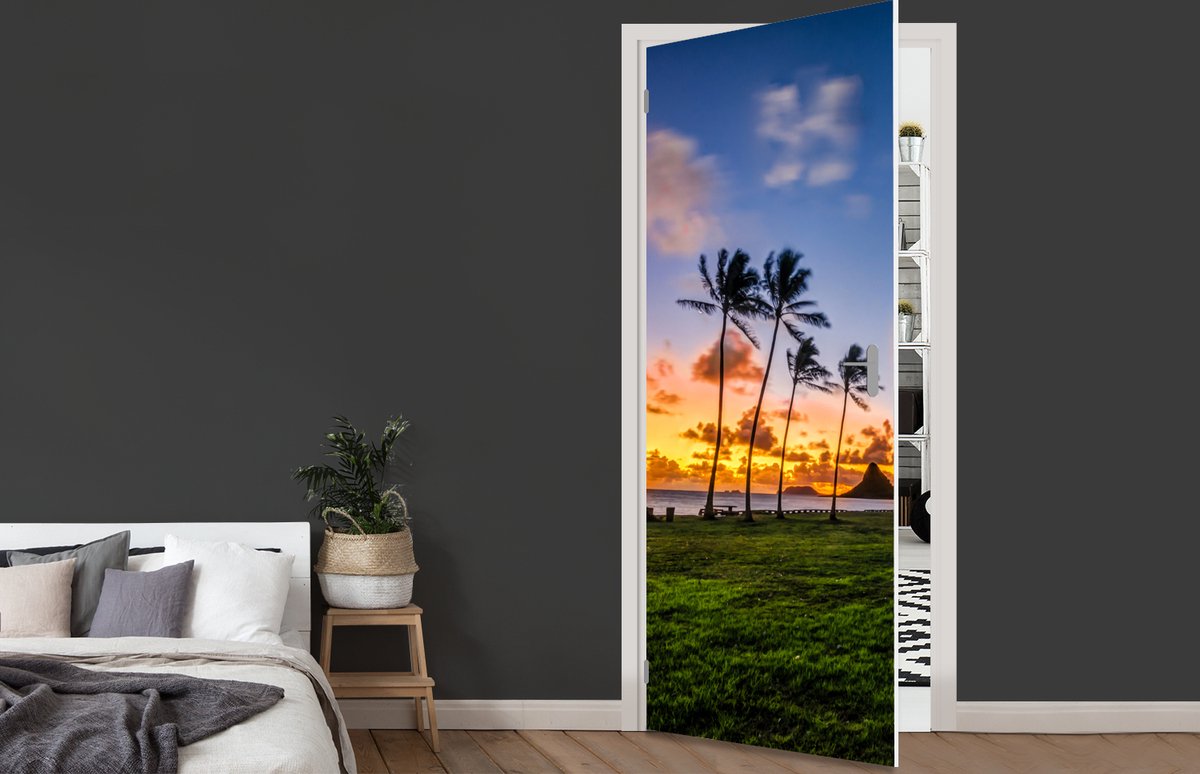 Afbeelding van product StickerSnake  Deursticker De zon gaat onder bij een rij palmbomen op Hawaii - 95x215 cm - Deurposter