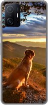 Geschikt voor Xiaomi 11 Lite 5G NE hoesje - Een Golden Retriever kijkend naar de zonsondergang - Siliconen Telefoonhoesje