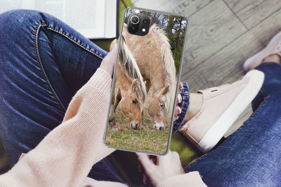 Coque Xiaomi 11T - Deux chevaux du fjord broutant dans un champ d'herbe - Coque en Siliconen pour téléphone
