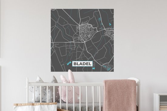 Grijze muursticker met stadskaart van Bladel, Nederland, met witte en blauwe lijnen, boven een babybedje.