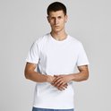 Man draagt een wit T-shirt met gevouwen handen.