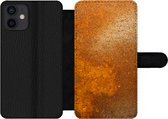 Bookcase Geschikt voor iPhone 12 telefoonhoesje - Metaal - Roest print - Oranje - Vintage - Industrieel - Met vakjes - Wallet case met magneetsluiting