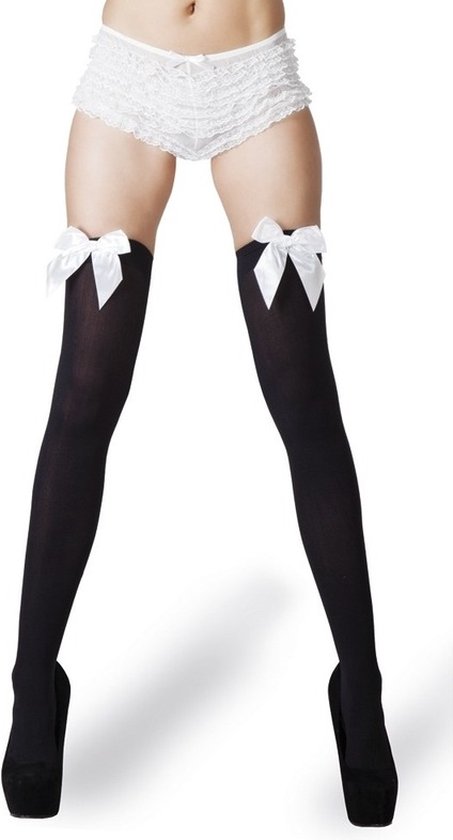 Zwarte kniekousen met witte strikjes aan de bovenkant, gedragen met witte kanten shorts.