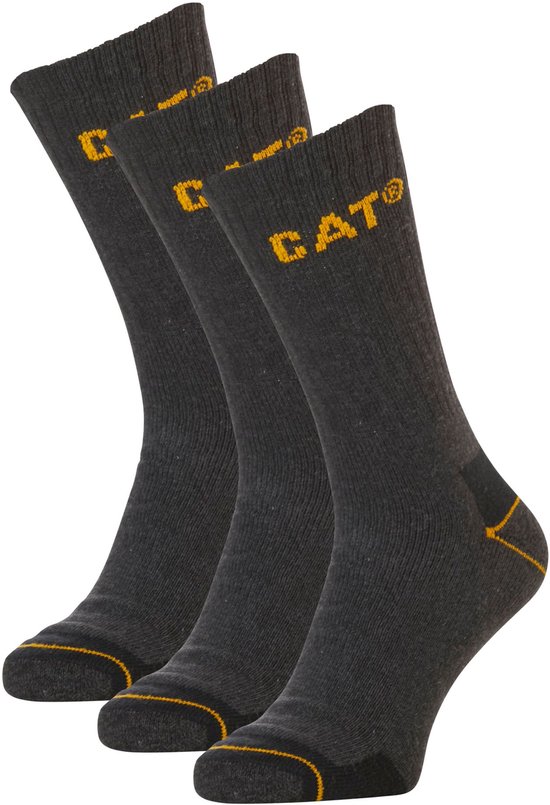 Drie paar donkergrijze werksokken van CAT met gele logo's en een gele band bij de tenen en hiel.