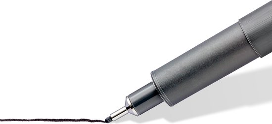 Stylo-feutre Staedtler à pigment gris avec une pointe fine dessinant une ligne noire.