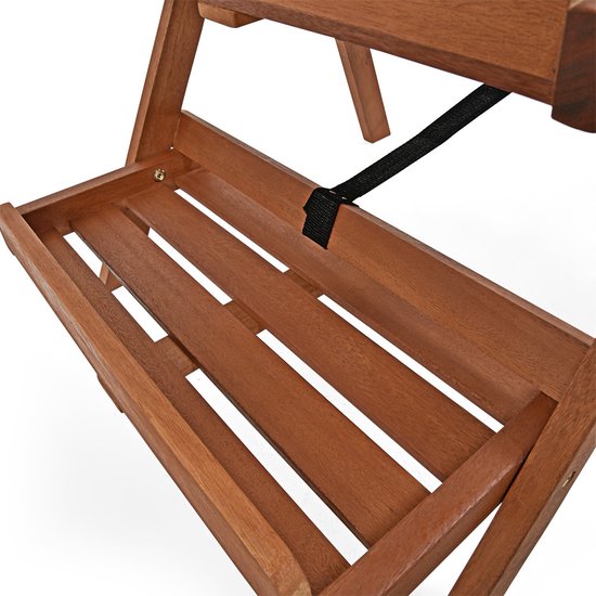 Close-up van de onderste etage van een bruin houten plantenrek met lattenbodem.