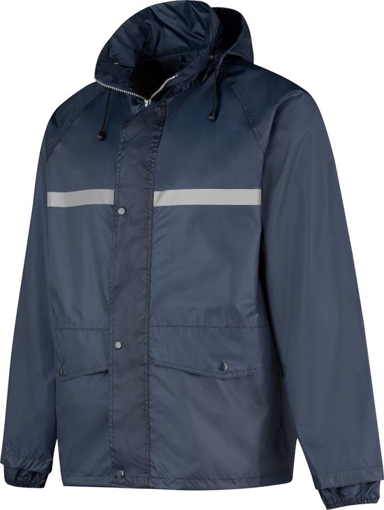 Donkerblauwe regenjas met capuchon, ritssluiting, drukknoppen, klepzakken en een reflecterende horizontale band.