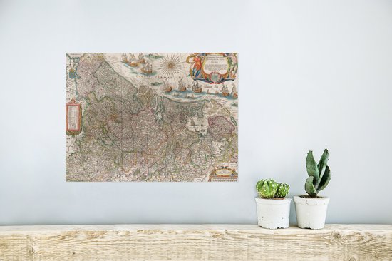 Carte historique des Pays-Bas accrochée à un mur au-dessus d'une étagère avec des plantes.