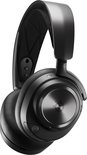 Zwarte Steelseries Arctis Nova Pro headset, driekwart weergave op zwarte achtergrond.