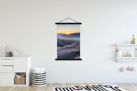 Porte-affiche avec affiche - Affiche scolaire - Hiver - Montagnes - Soleil - Soir - 120x180 cm - Lattes noires