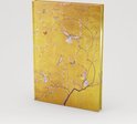 Gouden notitieboek met afbeelding van bloeiende kersenbloesemtakken, vogels en vlinders.