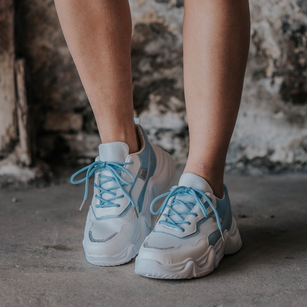 Wit met lichtblauwe sneaker - Aria maat 40