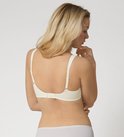 Soutien-gorge minimizer crème, vu de dos avec fermeture, porté par une mannequin.