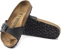 Zwarte Birkenstock slipper met gesp, op de zijkant.