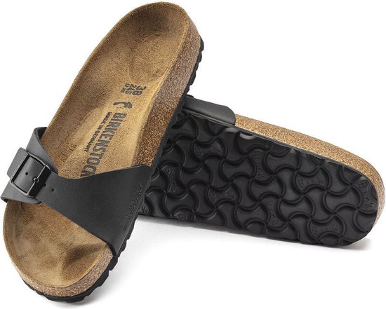 Zwarte Birkenstock slipper met gesp, op de zijkant.