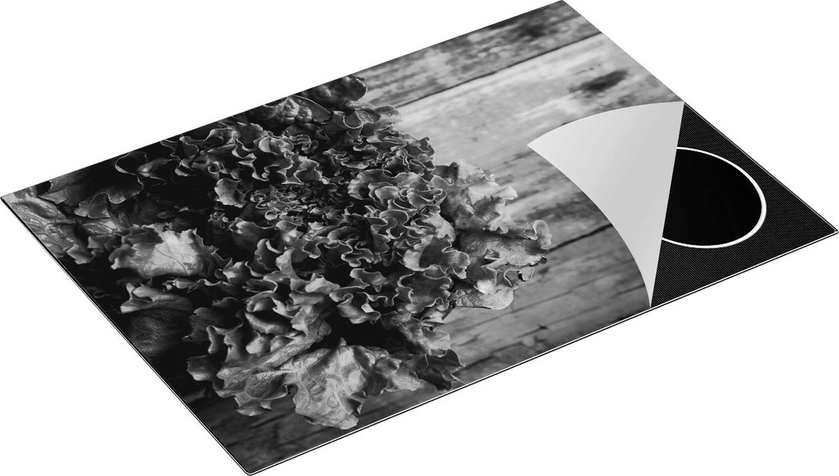 Chefcare Inductie Beschermer Groene Sla op een Houten Achtergrond - Zwart Wit - 75x52 cm - Afdekplaat Inductie - Kookplaat Beschermer - Inductie Mat