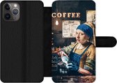 Bookcase Geschikt voor iPhone 11 Pro Max telefoonhoesje - Meisje met de parel - Cappuccino - Barista - Vermeer - Koffie - Schilderij - Met vakjes - Wallet case met magneetsluiting