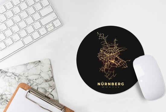 Ronde zwarte muismat met een gouden plattegrond van Nürnberg, op een wit bureau met witte muis en toetsenbord.
