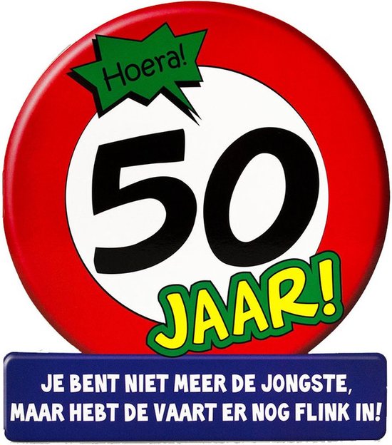 Ronde kaart met rood stopbord, 'Hoera! 50 JAAR!' en tekst 'JE BENT NIET MEER DE JONGSTE, MAAR HEBT DE VAART ER NOG FLINK IN!'