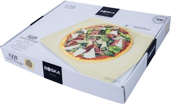 Verpakking van een rechthoekige pizzasteen met daarop een pizza met ham, kaas, groenten en rucola.